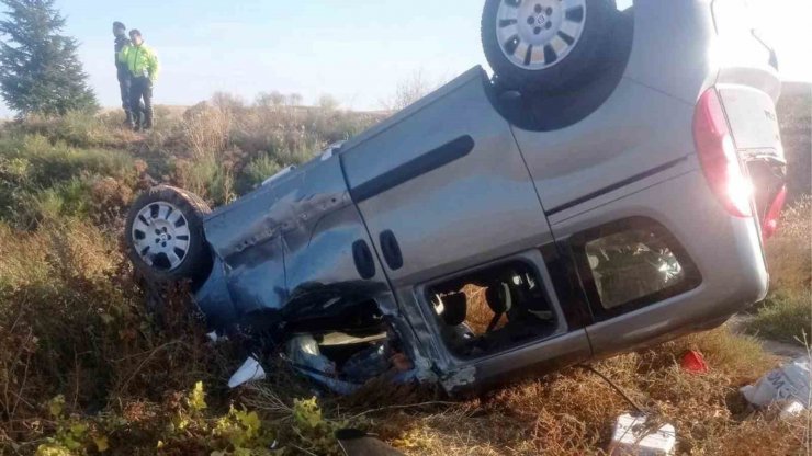 Metrelerce sürüklenen araç şarampole devrildi: 3 yaralı