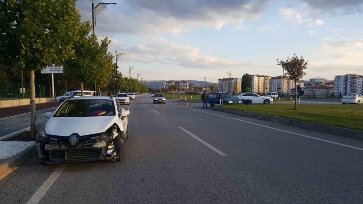 Sivas’ta iki otomobil çarpıştı: 5 yaralı