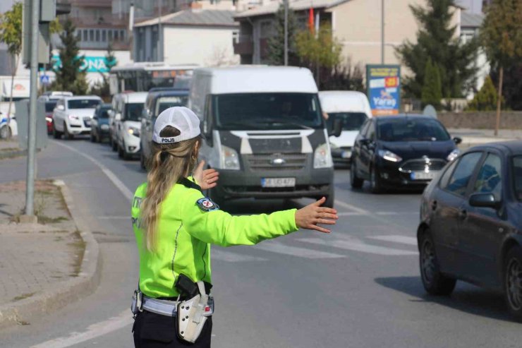 Halk otobüsü şoförlerinden kadın polislere sürpriz
