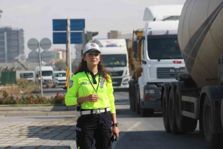 Halk otobüsü şoförlerinden kadın polislere sürpriz