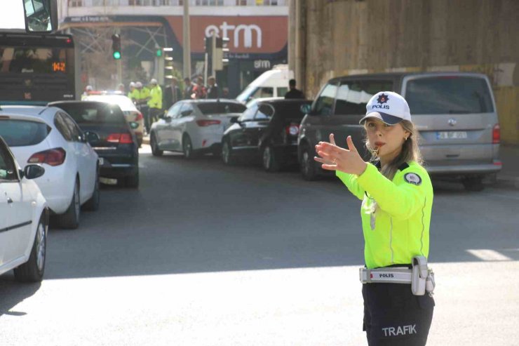 Halk otobüsü şoförlerinden kadın polislere sürpriz
