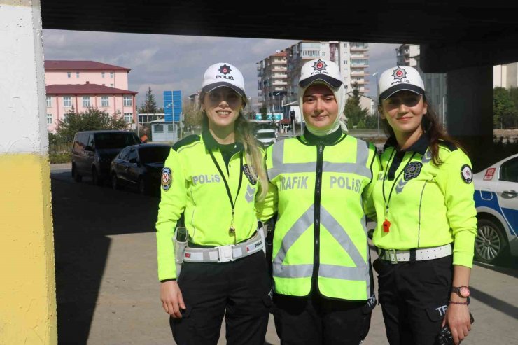 Halk otobüsü şoförlerinden kadın polislere sürpriz