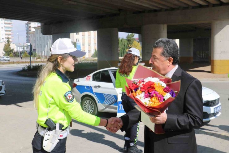 Halk otobüsü şoförlerinden kadın polislere sürpriz