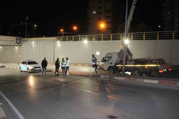 Karaman’da aydınlatma direğine çarpan motosikletin sürücüsü hayatını kaybetti