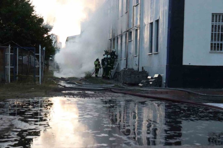 Kayseri’deki fabrika yangını 69 itfaiye personeli ile söndürüldü