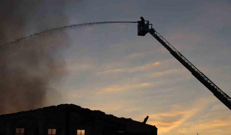 Kayseri’deki fabrika yangını 69 itfaiye personeli ile söndürüldü