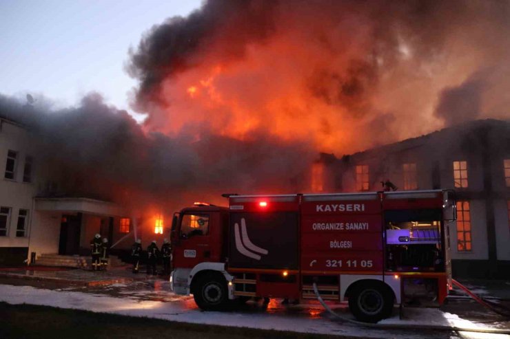 Kayseri’de büyük fabrika yangını: Ekipler alevleri söndürmek için çalışıyor