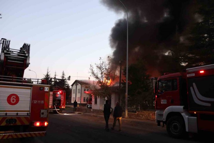 Kayseri’de büyük fabrika yangını: Ekipler alevleri söndürmek için çalışıyor