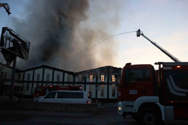 Kayseri’de büyük fabrika yangını: Ekipler alevleri söndürmek için çalışıyor