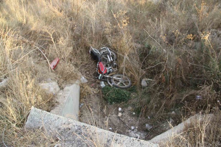 Motosiklet levhalara çarpıp şarampole düştü: 2 yaralı