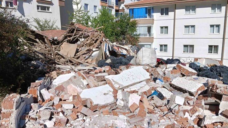 Gecekondunun yıkımı sırasında kepçe operatörünü silahla yaraladı