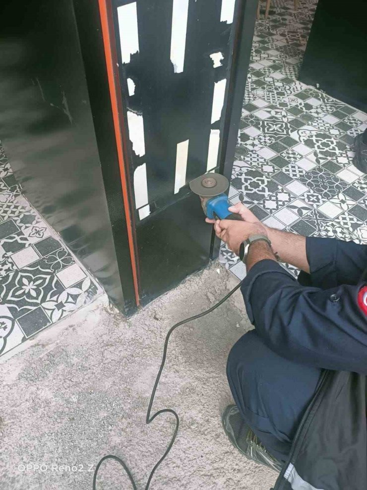 İş yerinde kolonun içerisinde mahsur kalan kediler kurtarıldı