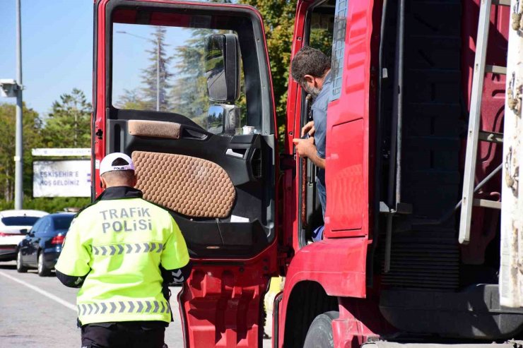 Emniyet Genel Müdür Yardımcısı Tayfur ile Trafik Başkanı Ayhan, Eskişehir’de kontrol noktasını denetledi