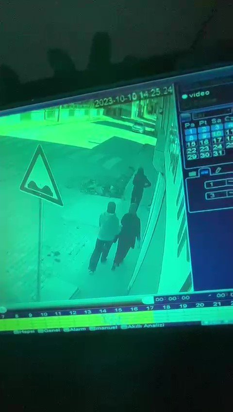 160 bin lira değerinde para ve altın çaldığı iddia edilen kadın hırsızlar güvenlik kamerasına yakalandı