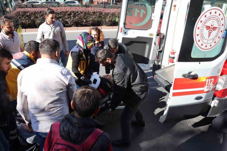 Karşıdan karşıya geçmek isteyen yaşlı kadına otomobil çarptı