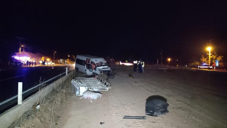 Nevşehir’de tarım işçilerini taşıyan minibüs ile otomobil çarpıştı: 14 yaralı