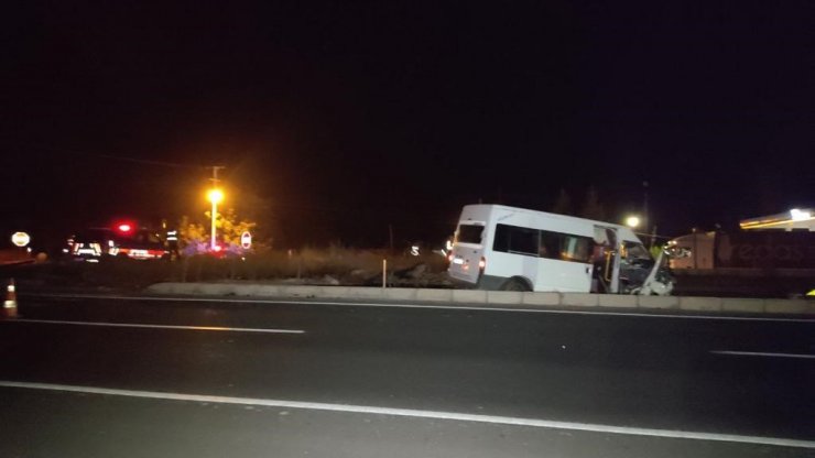 Nevşehir’de tarım işçilerini taşıyan minibüs ile otomobil çarpıştı: 14 yaralı
