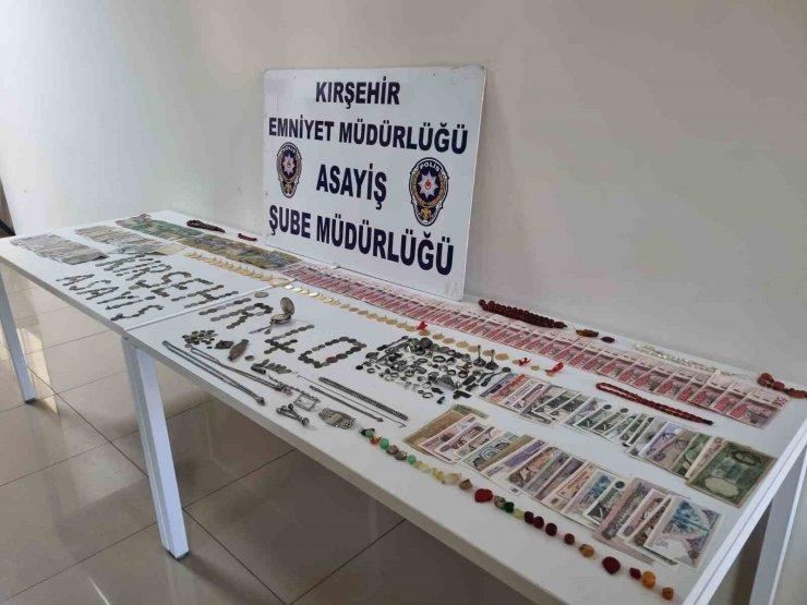 Çaldıkları altın ve dövizleri toprağa gömmüşler