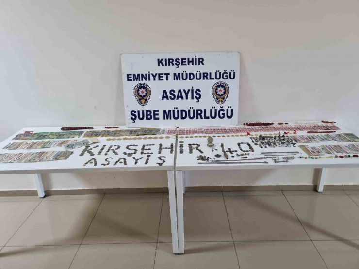Çaldıkları altın ve dövizleri toprağa gömmüşler