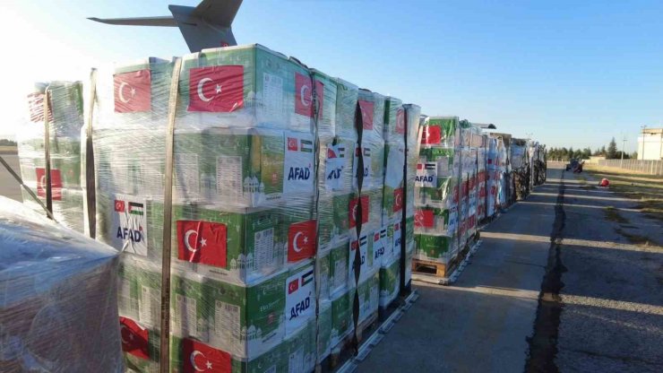 Türkiye’nin Gazze için gönderdiği insani yardım malzemesi yüklü uçaklar Mısır’a ulaştı