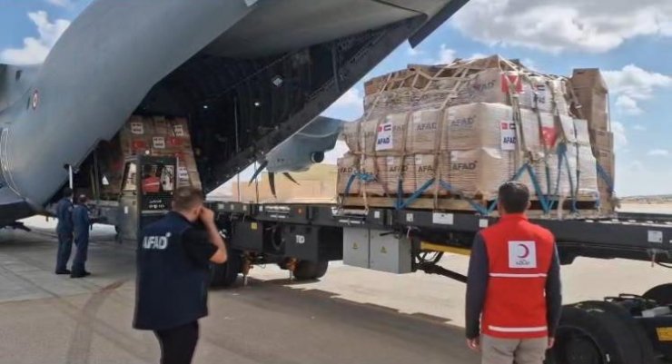 Türkiye’nin Gazze için gönderdiği insani yardım malzemesi yüklü uçaklar Mısır’a ulaştı