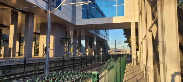 Ankara’da test sürüşü yapan YHT vagonlarının raydan çıkması sonucu 4 işçi yaralandı