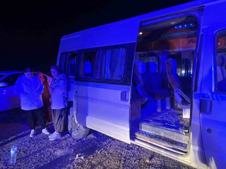 Nevşehir’de işçileri taşıyan minibüs refüje çarptı: 7 yaralı