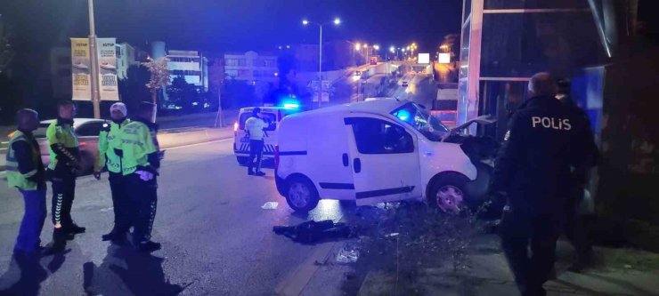 Ankara’da hafif ticari araç üst geçidin ayağına çarptı: 2 ölü, 1 yaralı