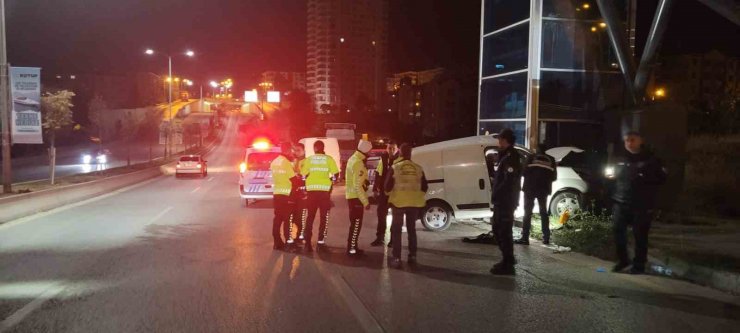 Ankara’da hafif ticari araç üst geçidin ayağına çarptı: 2 ölü, 1 yaralı