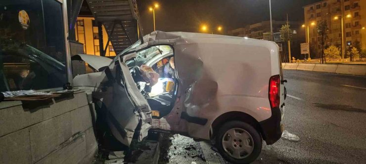 Ankara’da hafif ticari araç üst geçidin ayağına çarptı: 2 ölü, 1 yaralı