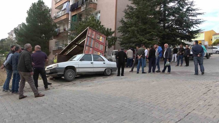 Freni boşalan kamyon park halindeki araçlara çarptı