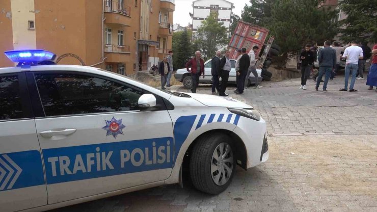 Freni boşalan kamyon park halindeki araçlara çarptı
