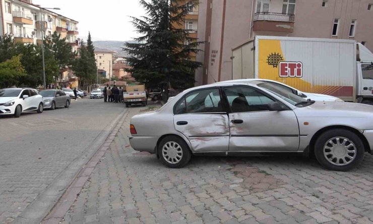 Freni boşalan kamyon park halindeki araçlara çarptı