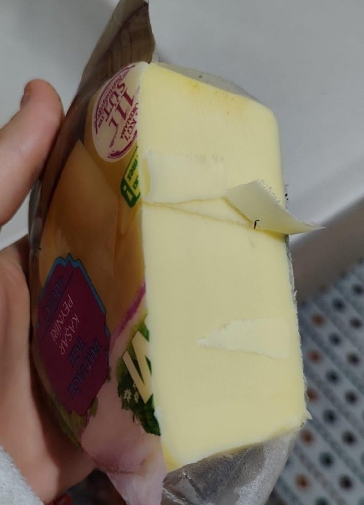 Kaşar peynirinin içinden çıkan siyah cisim karşısında hayrete uğradı