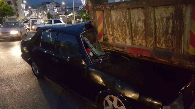 Kamyona arkadan çarpan otomobil sürücüsü ağır yaralandı