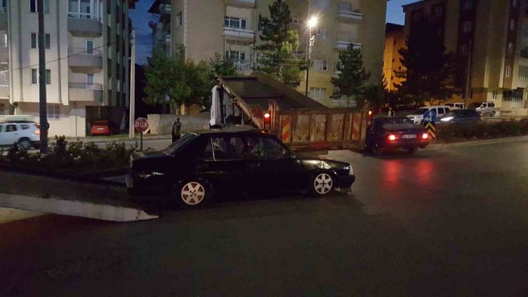 Kamyona arkadan çarpan otomobil sürücüsü ağır yaralandı