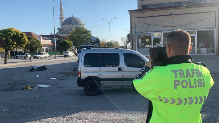 Motosiklet sürücüsünün ölümden döndüğü an kameraya yansıdı