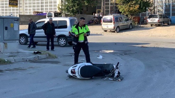 Motosiklet sürücüsünün ölümden döndüğü an kameraya yansıdı