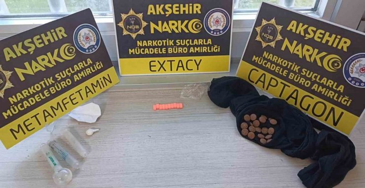Kiralık araçla yakalanan zehir tacirleri uyuşturucuları çoraba saklamış
