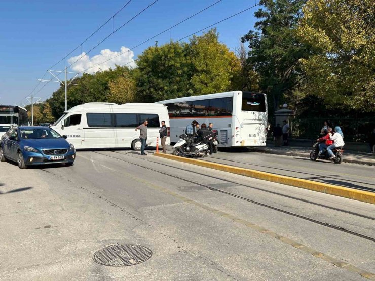 Hatalı dönüş yapan minibüse çarpan motosiklet sürücüsü yaralandı