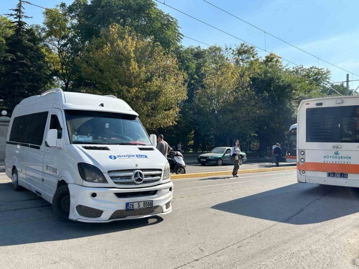Hatalı dönüş yapan minibüse çarpan motosiklet sürücüsü yaralandı