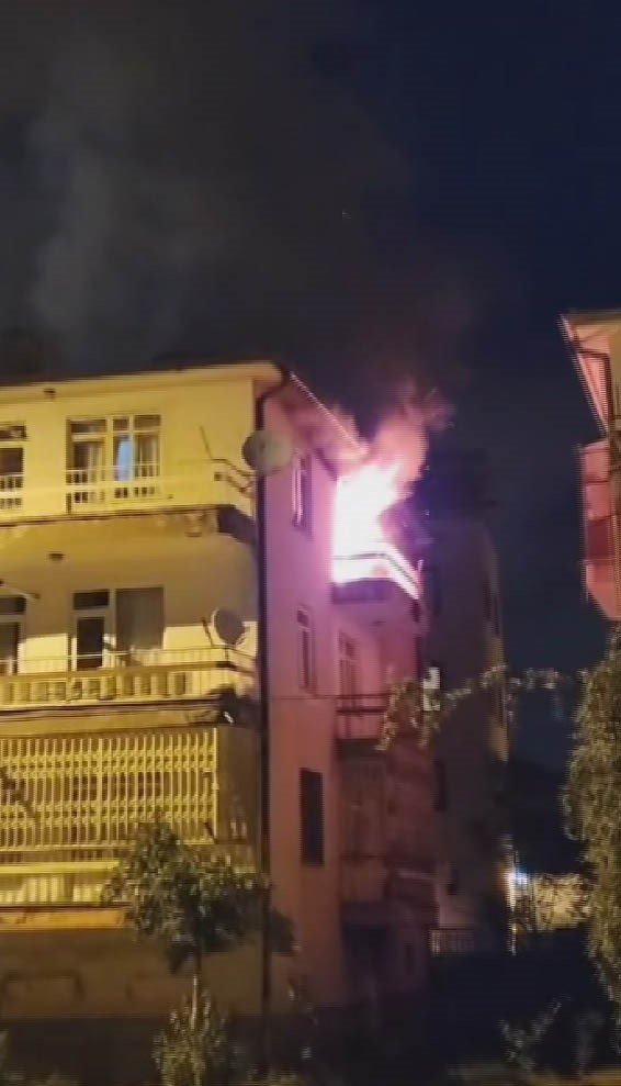 Ev alev alev yandı, o anlar kameraya yansıdı