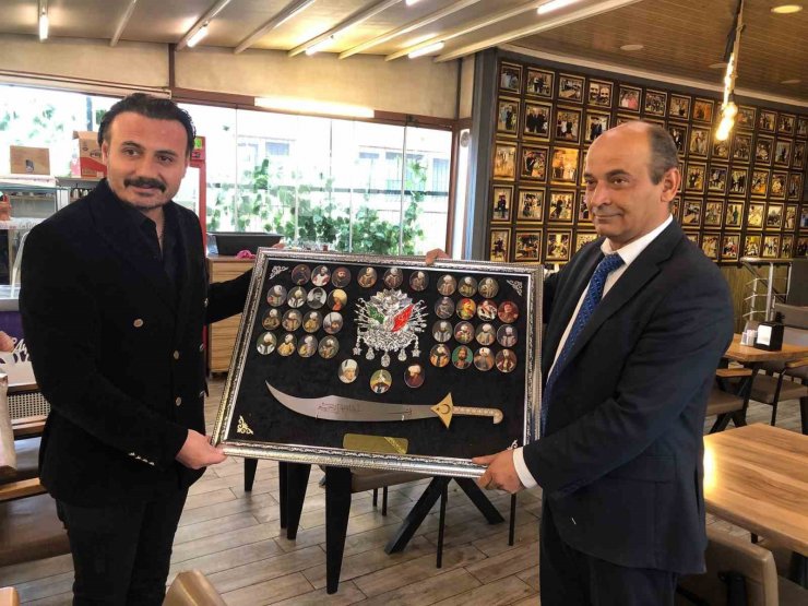 Restoranda unutulan altın ve dövizleri polise teslim etti