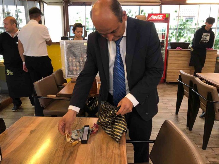 Restoranda unutulan altın ve dövizleri polise teslim etti