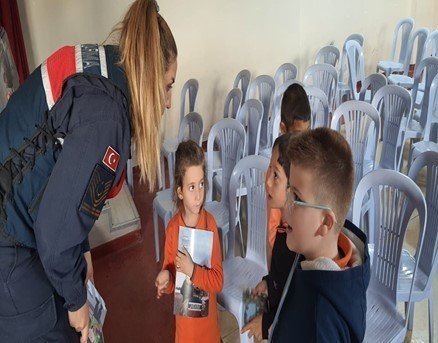 Jandarma ekiplerinden 68 öğrenciye eğitim