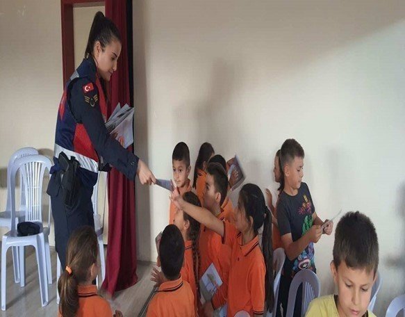 Jandarma ekiplerinden 68 öğrenciye eğitim