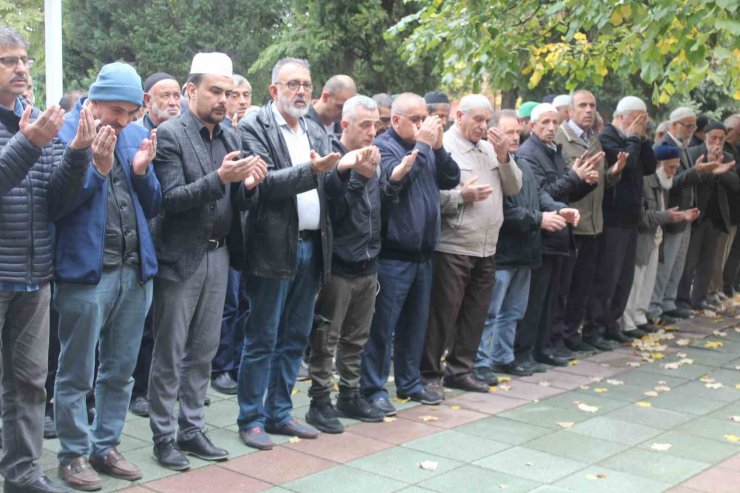 Eskişehir’de Gazze’de İsrail’in hastane saldırısında hayatını kaybedenler için gıyabi cenaze namazı kılındı
