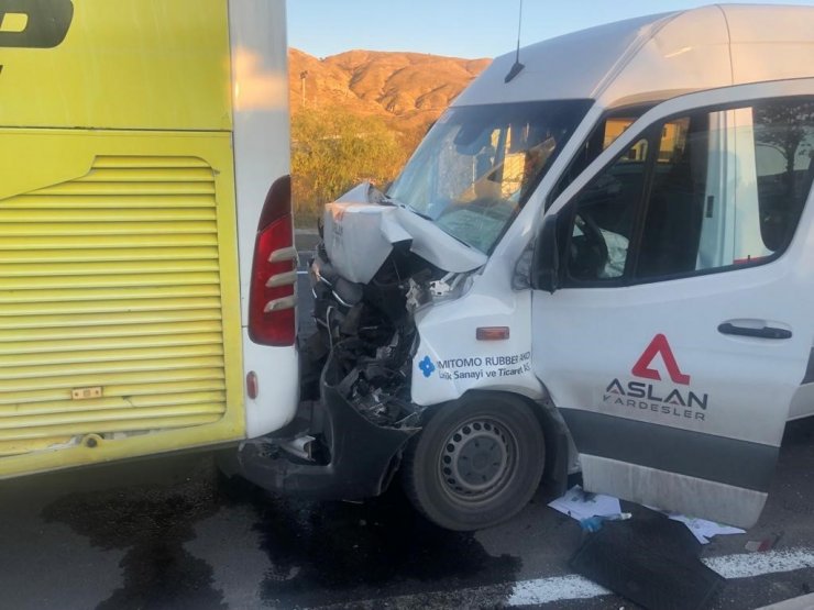 İşçileri taşıyan 3 otobüs ve 1 minibüs kaza yaptı: 36 yaralı
