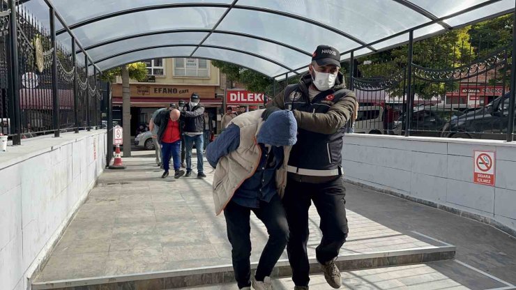 Uyuşturucu operasyonunda yakalanan 4 şüpheli adliyeye sevk edildi