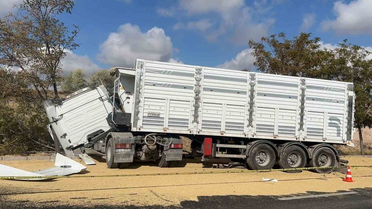 Tır önünde seyreden kamyonete çarptı: 4 yaralı